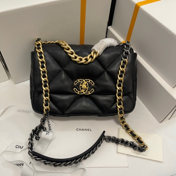 <AUTHENTIC>CHANEL bag - Picture 1 of 9